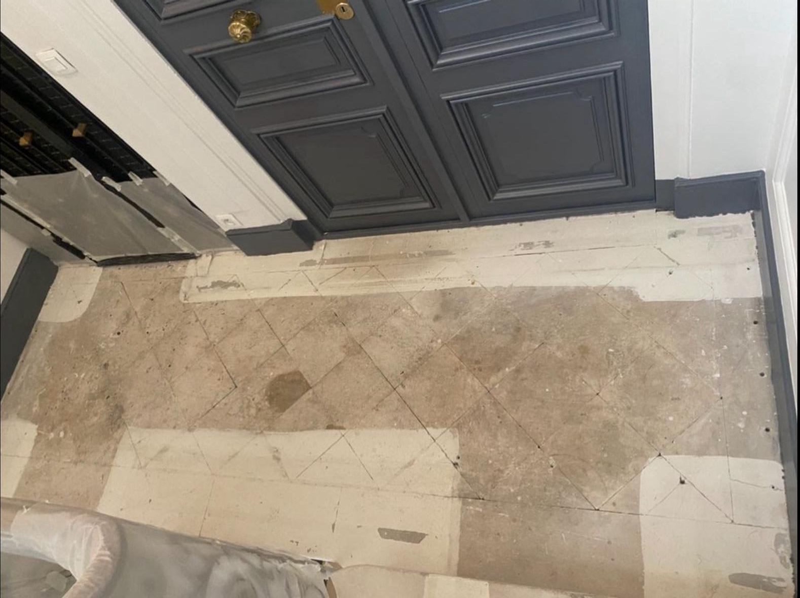 Palier de copropriété avant rénovation