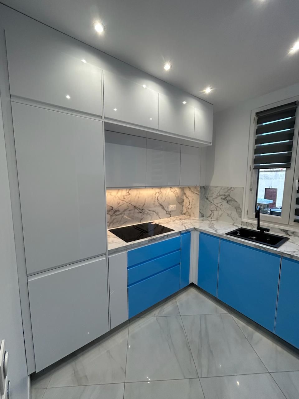 Cuisine après rénovation avec implantation en L et plan effet marbre