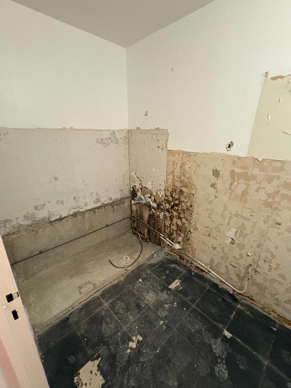 Salle de bain avant rénovation avec supports déposés