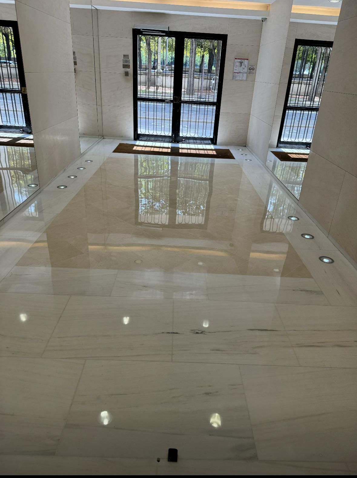 Hall de copropriété rénové avec éclairage intégré au sol