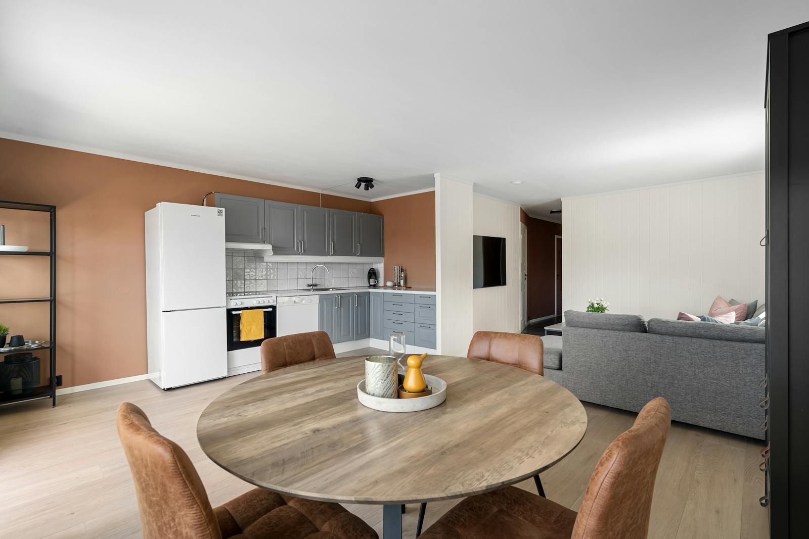 Cuisine ouverte moderne avec espace repas