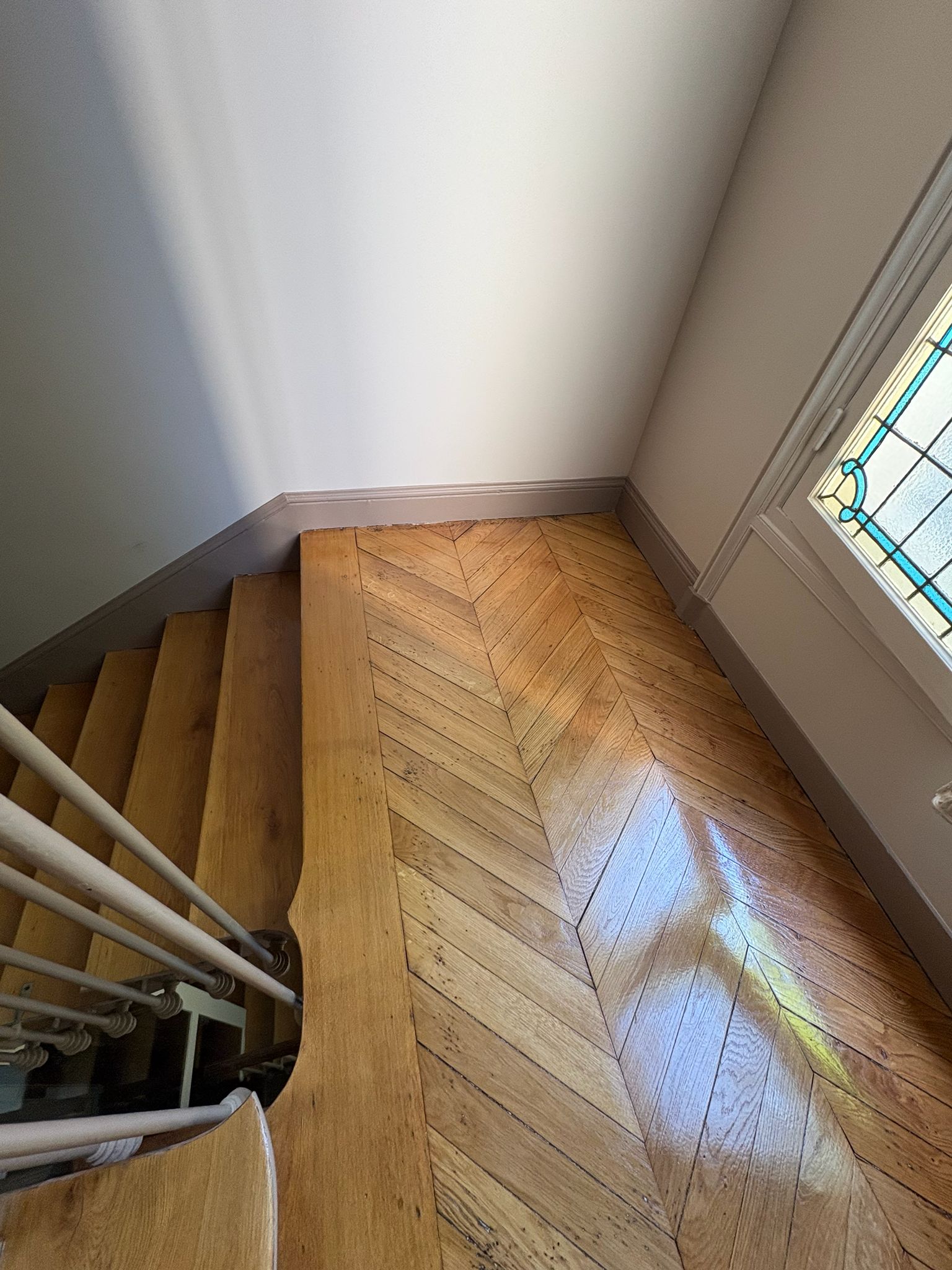 Vue plongeante sur escalier rénové avec marches bois et parquet