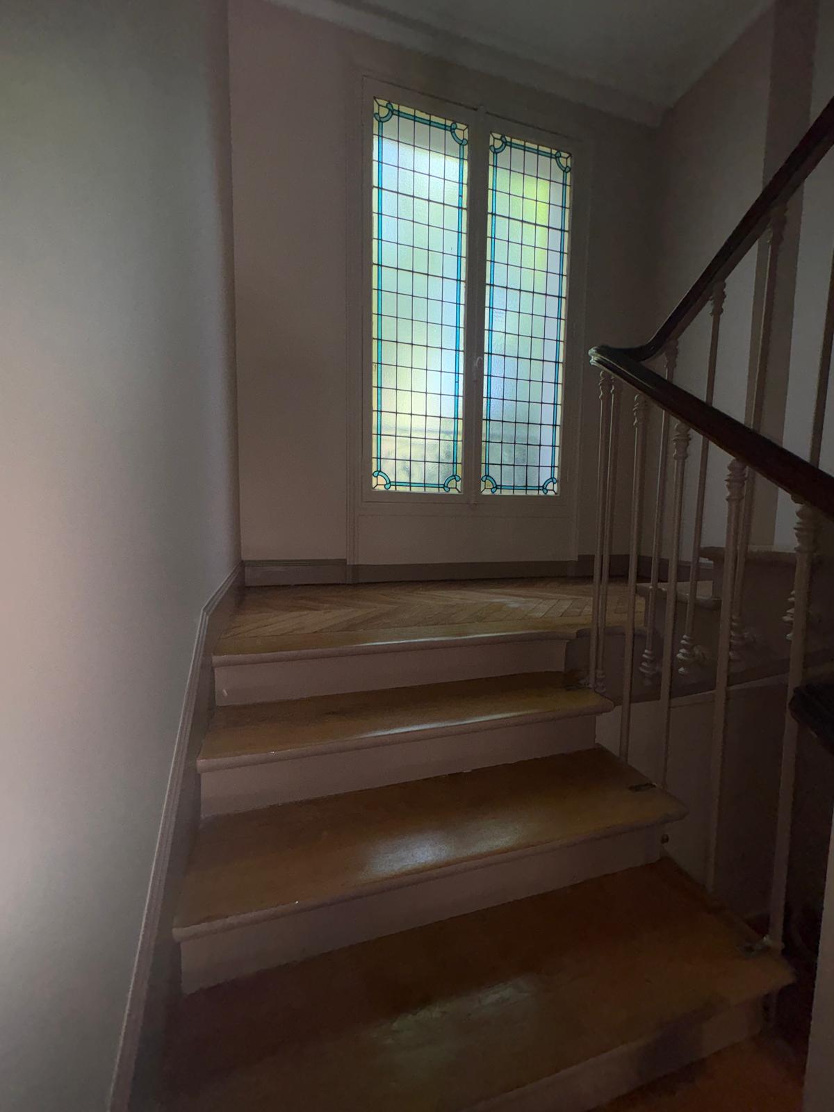 Escalier de copropriété après rénovation avec marches bois et parquet