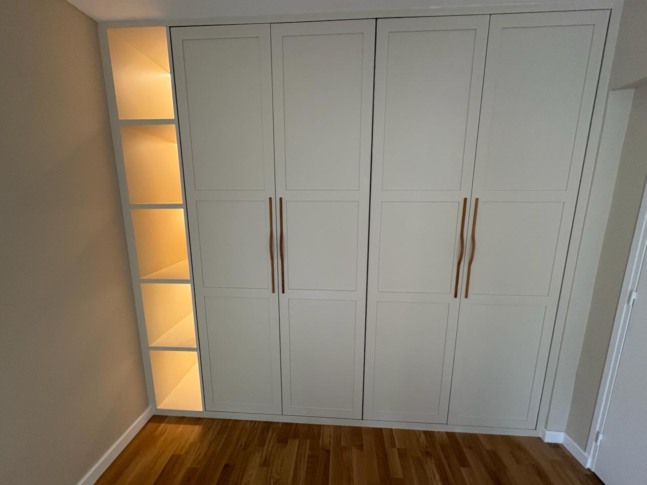 Dressing sur mesure fermé avec façades claires et niches éclairées
