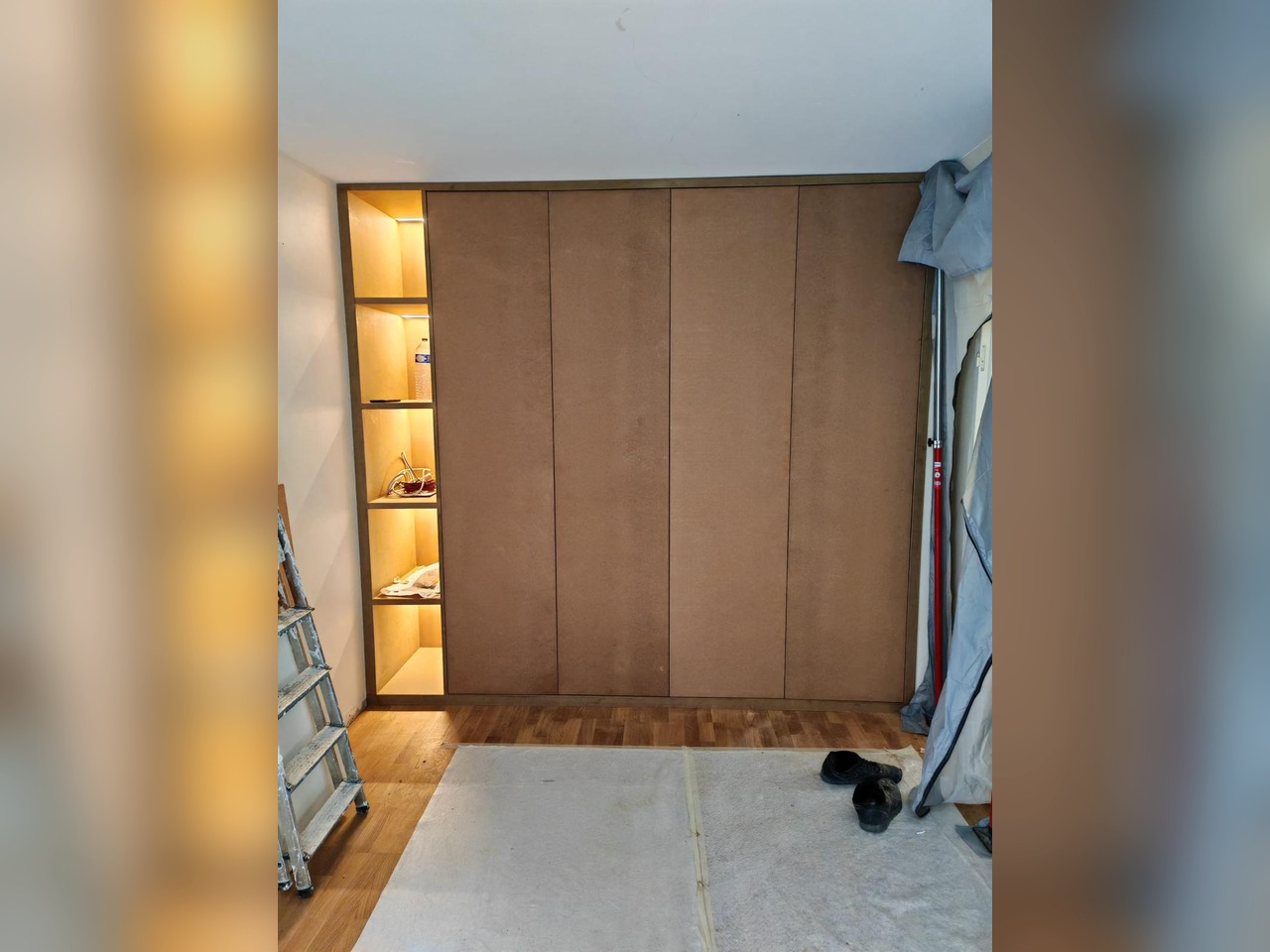 Dressing sur mesure avant finition avec façades brutes fermées et niches éclairées