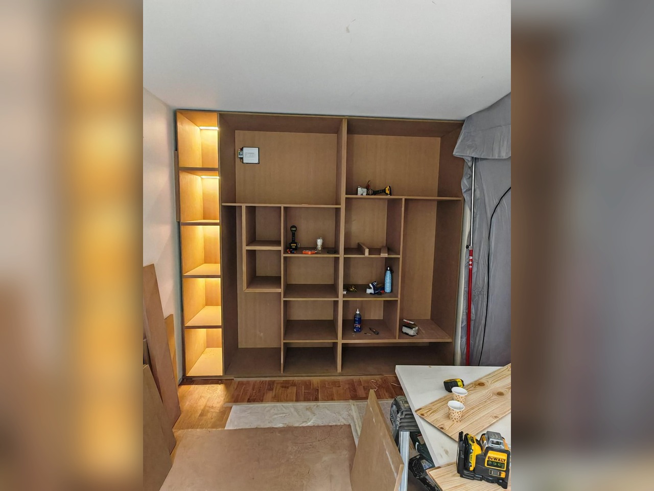 Dressing sur mesure avant fermeture avec caissons, étagères et éclairage intégré