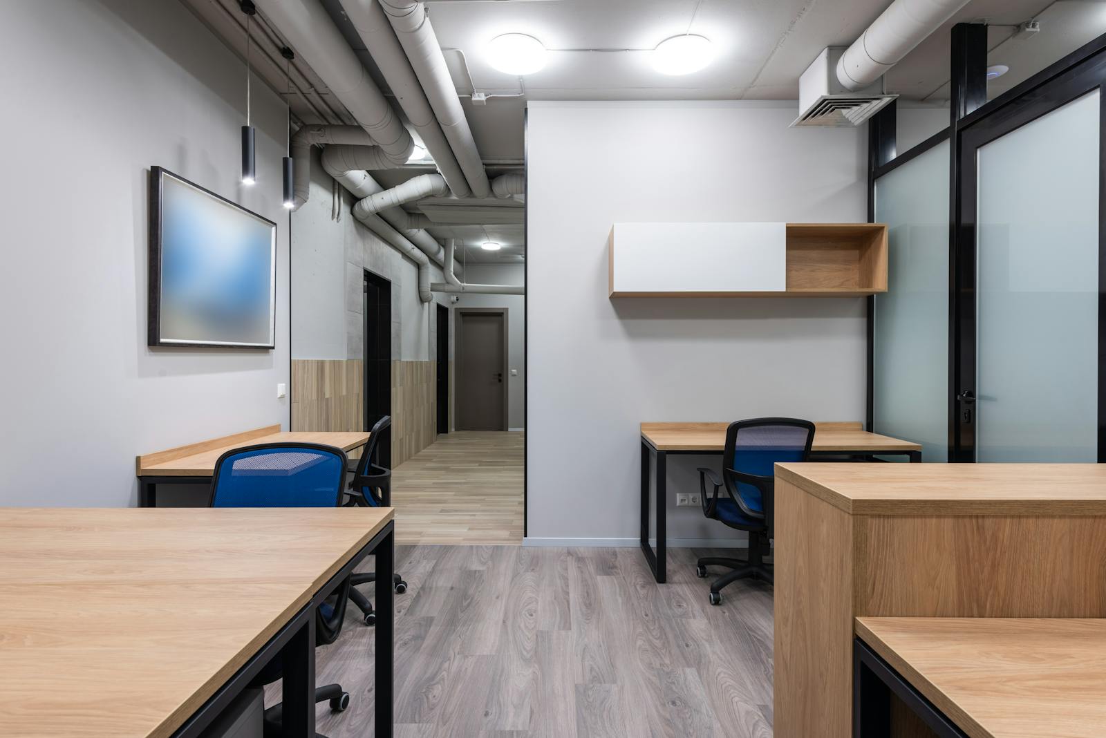 Espace de travail réaménagé avec cloisonnement vitré